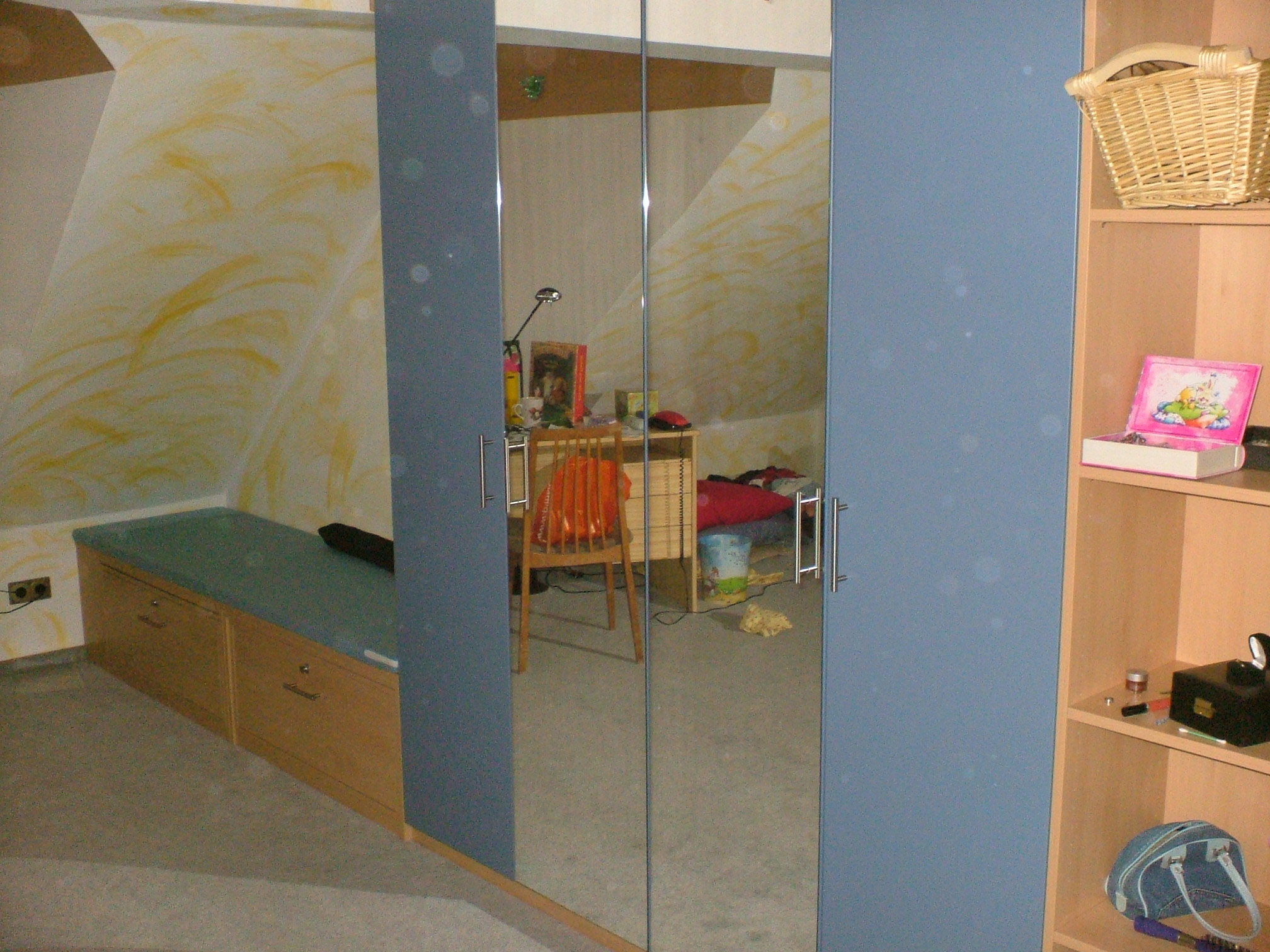 Schrankwand mit zwei Spiegeltüren und zwei abgehobenen taubenblauen Türen